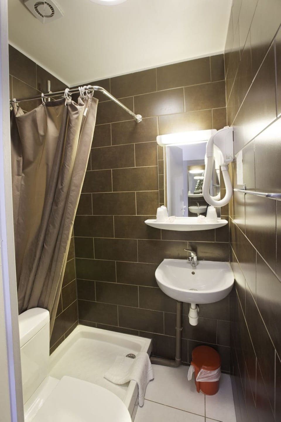 Shower, hydromassage showerhead, towels