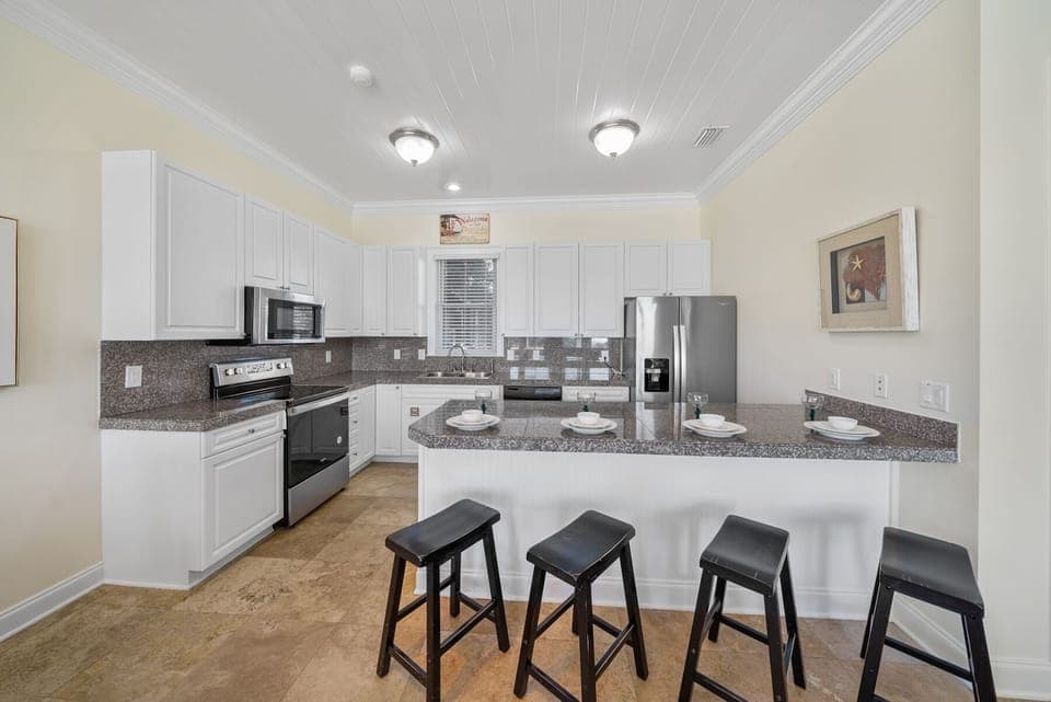 House, 4 Bedrooms | Private kitchen | Fridge, oven, coffee/tea maker, toaster