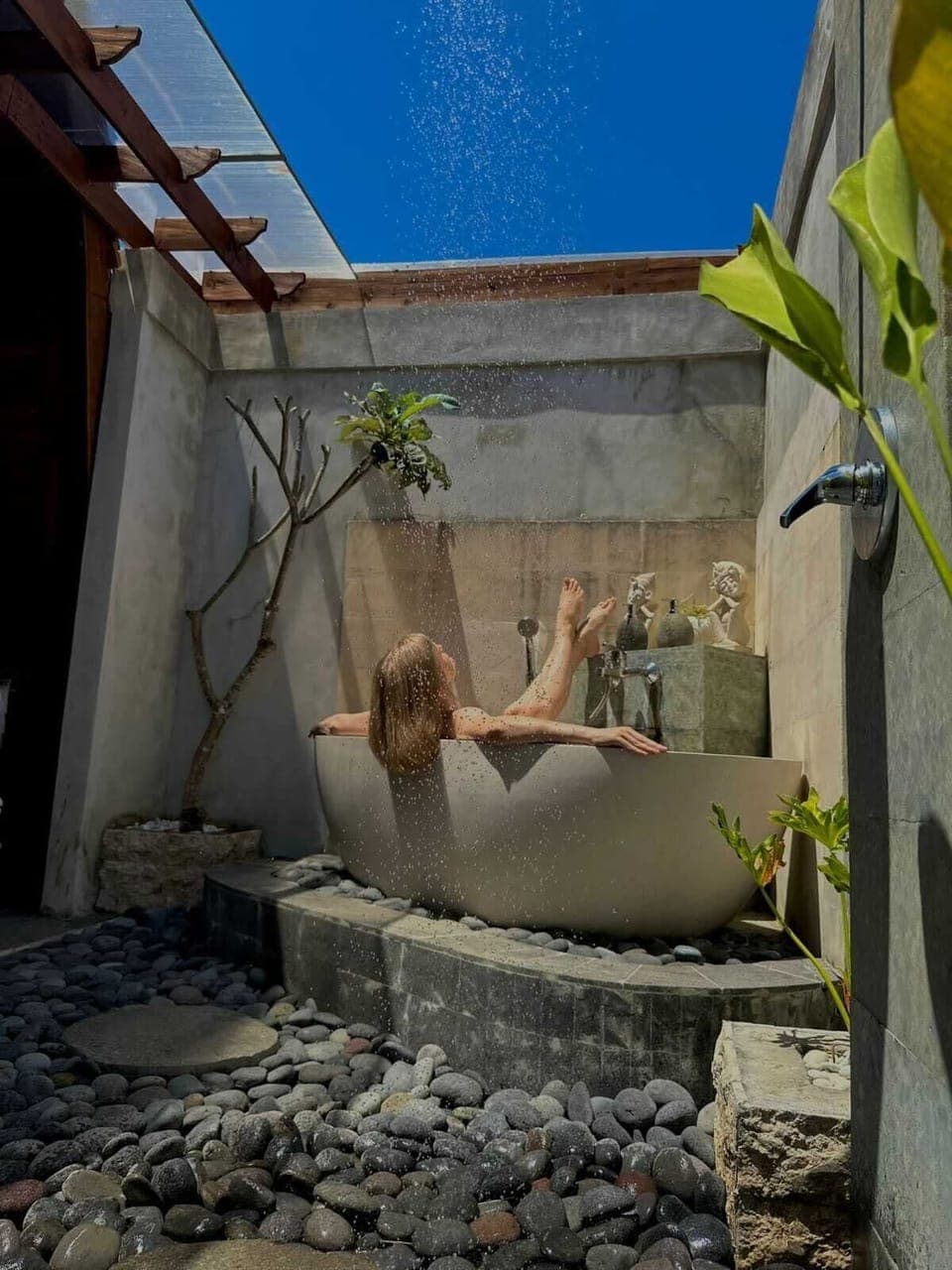 Deluxe Double Room | Bathroom | Combined shower/tub, hydromassage showerhead, free toiletries