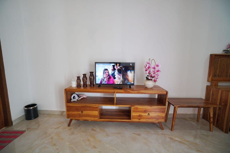 Deluxe Suite | Pillowtop beds, minibar, desk, iron/ironing board