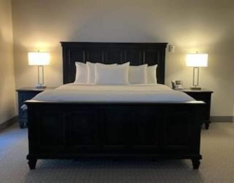 Standard Room, Golf View | In-room safe, individually decorated, individually furnished, desk