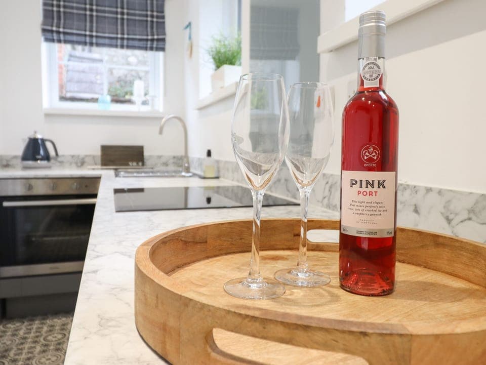 Cottage | Private kitchen | Fridge, electric kettle, toaster, cookware/dishes/utensils