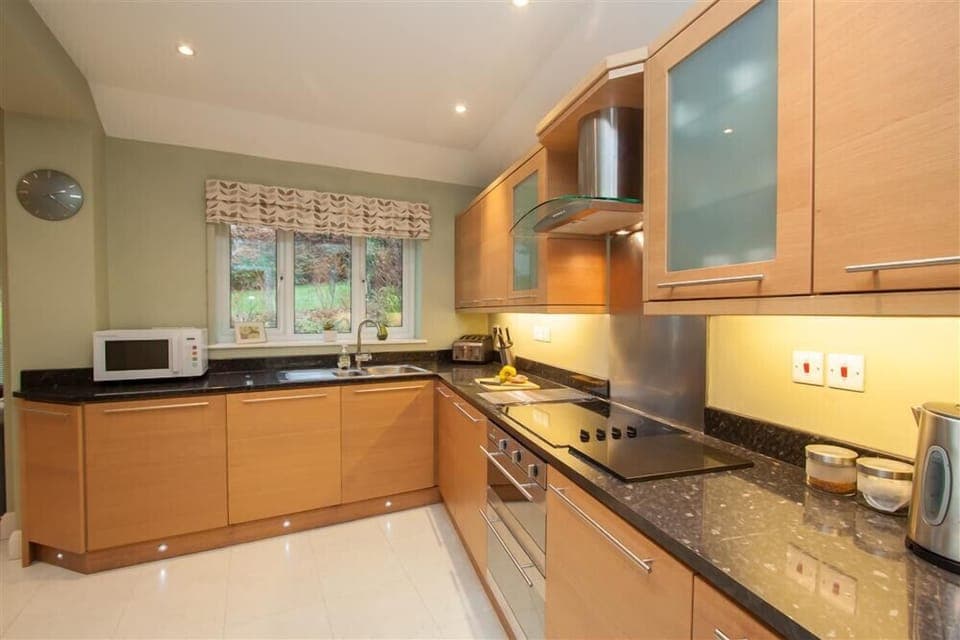 Fridge, dishwasher, cookware/dishes/utensils