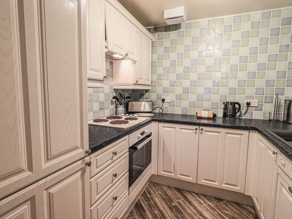 Cottage | Private kitchen | Fridge, dishwasher, cookware/dishes/utensils