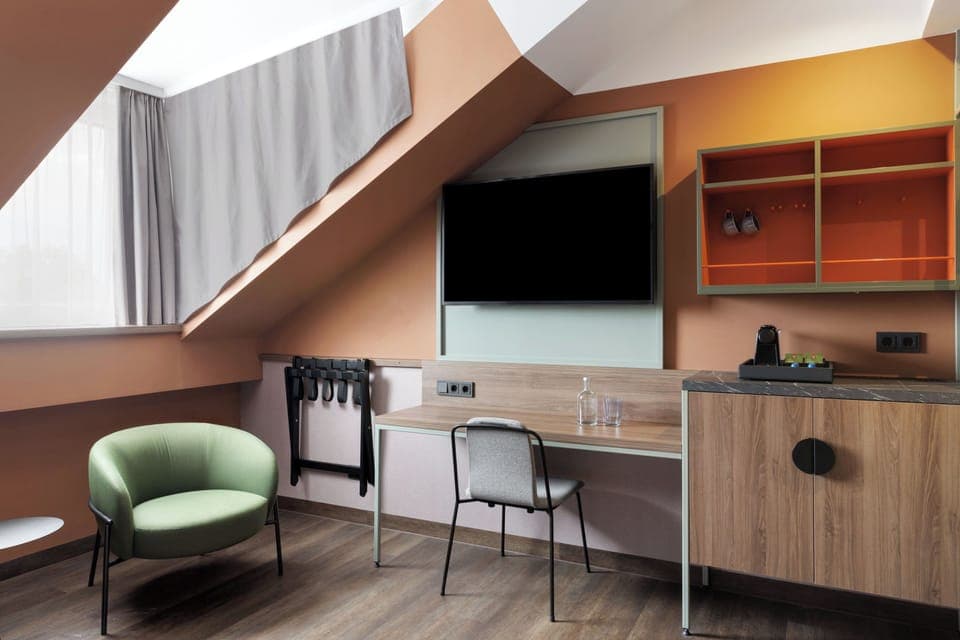 Junior Suite, 1 King Bed, Courtyard View | Hypo-allergenic bedding, in-room safe, desk, laptop workspace