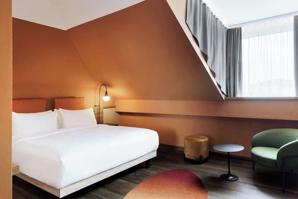 Junior Suite, 1 King Bed, Courtyard View | Hypo-allergenic bedding, in-room safe, desk, laptop workspace