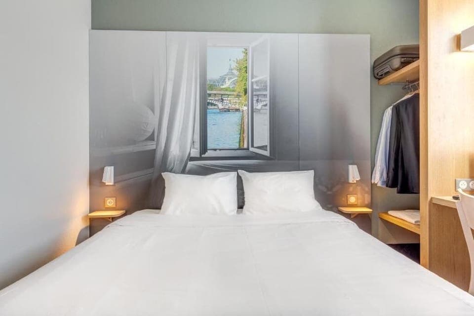 Premium bedding, desk, soundproofing, free WiFi