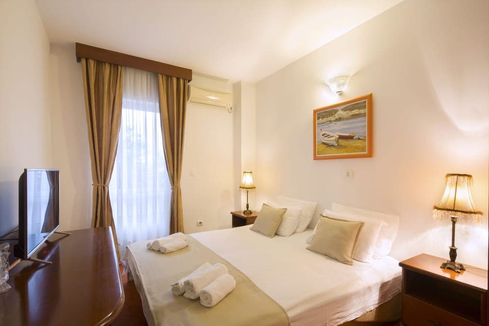 Standard Suite | Hypo-allergenic bedding, in-room safe, desk, soundproofing