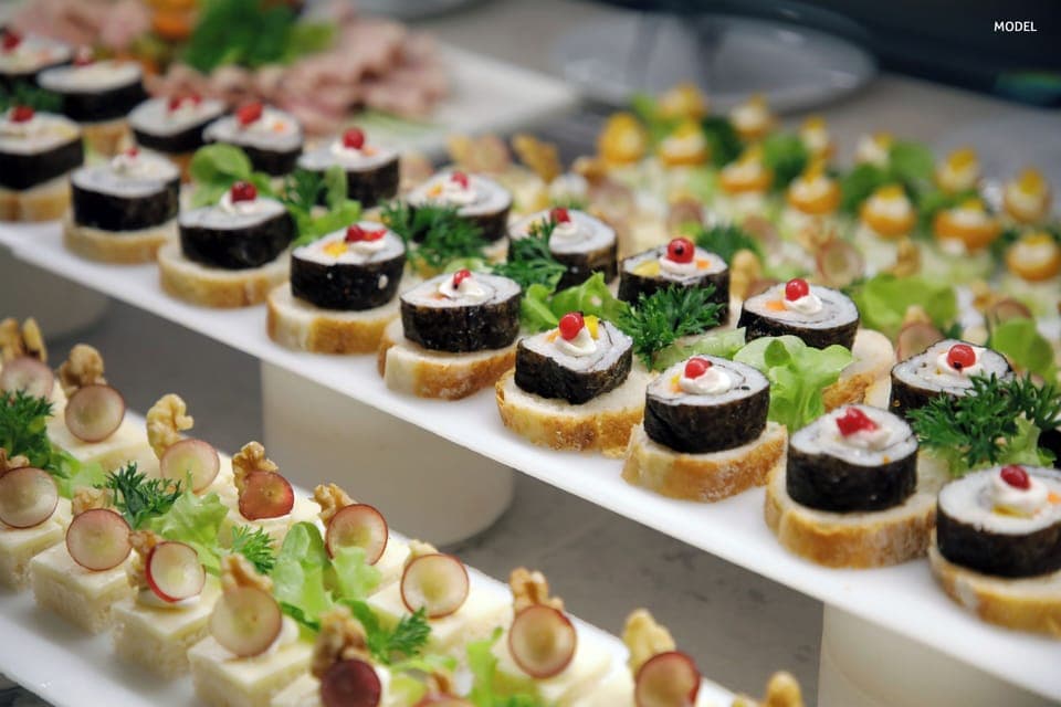 2 restaurants, breakfast served