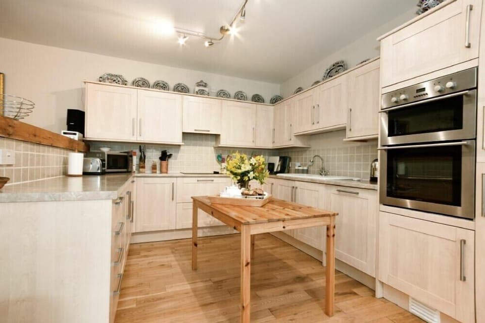 Fridge, dishwasher, cookware/dishes/utensils