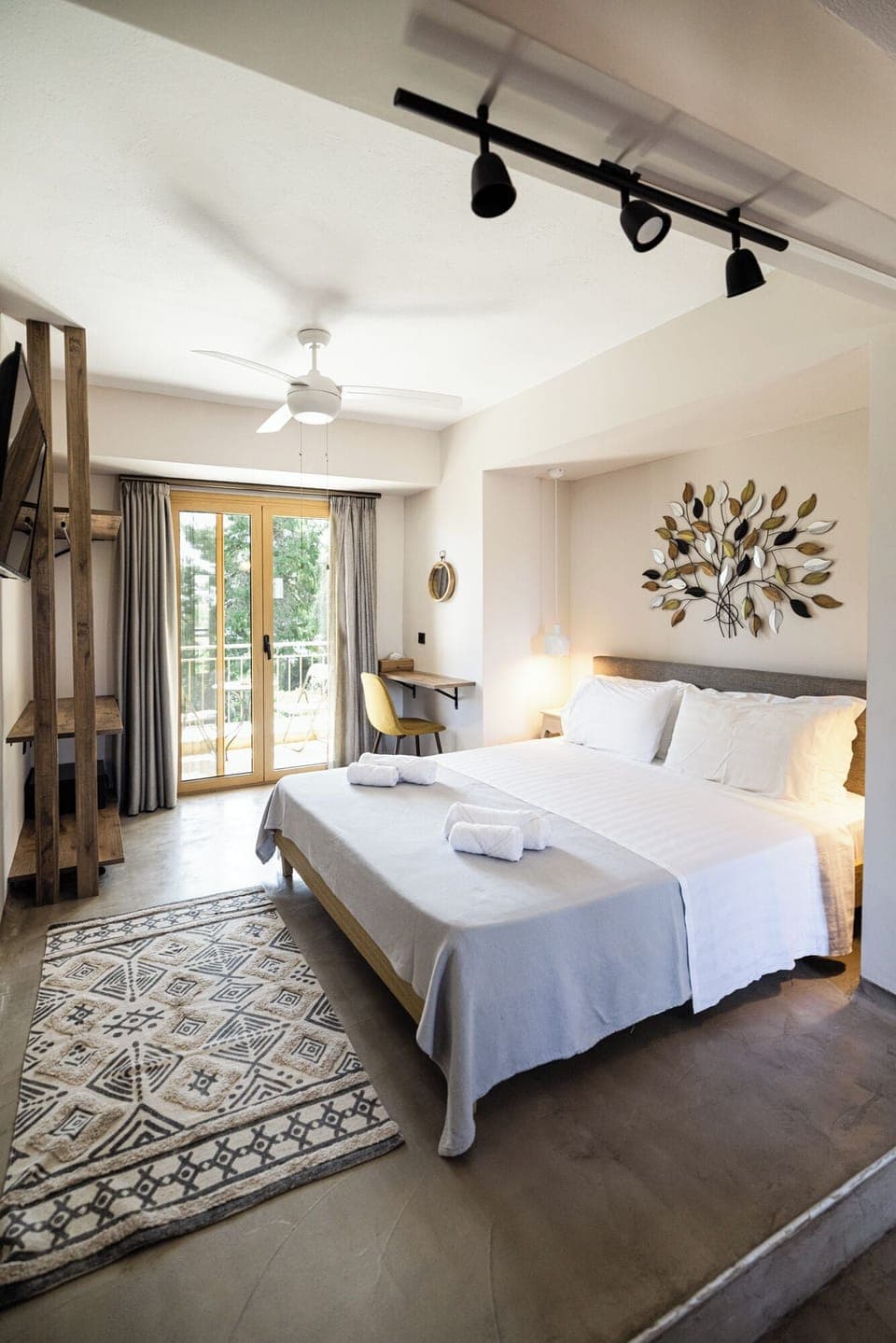 Deluxe Suite, Sea View | In-room safe, free WiFi