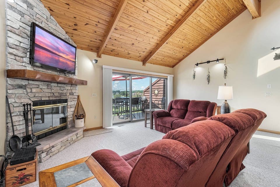 Studio (3 Bedrooms) | Living area | 42-inch flat-screen TV with digital channels, fireplace