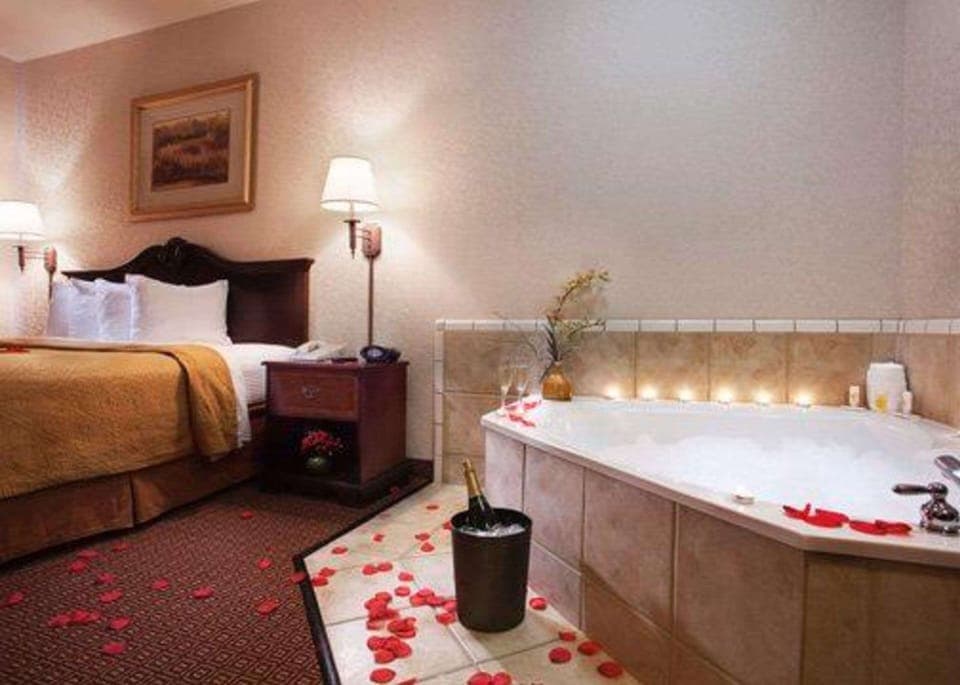 Room, 1 King Bed, Accessible, Non Smoking (Accessible Tub) | Premium bedding, in-room safe, desk, laptop workspace