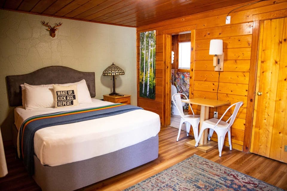 Deluxe Room, 1 Queen Bed | Premium bedding, down comforters, pillowtop beds, free WiFi