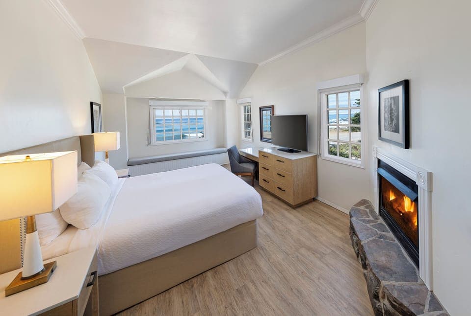 Deluxe Room, 1 King Bed, Fireplace, Ocean View | Premium bedding, pillowtop beds, iron/ironing board, free WiFi
