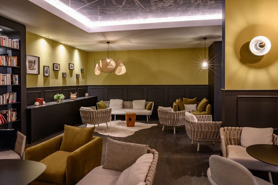 Serves breakfast, lunch, and dinner