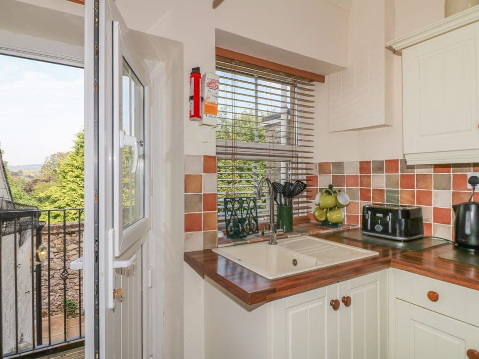 Cottage | Private kitchen | Fridge, electric kettle, toaster, cookware/dishes/utensils