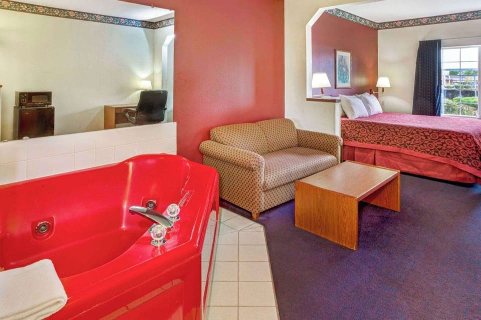Suite, 1 King Bed, Hot Tub | In-room safe, desk, WiFi, bed sheets