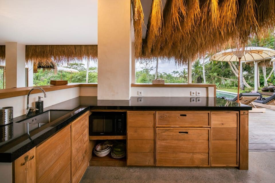 Microwave, coffee/tea maker, cookware/dishes/utensils