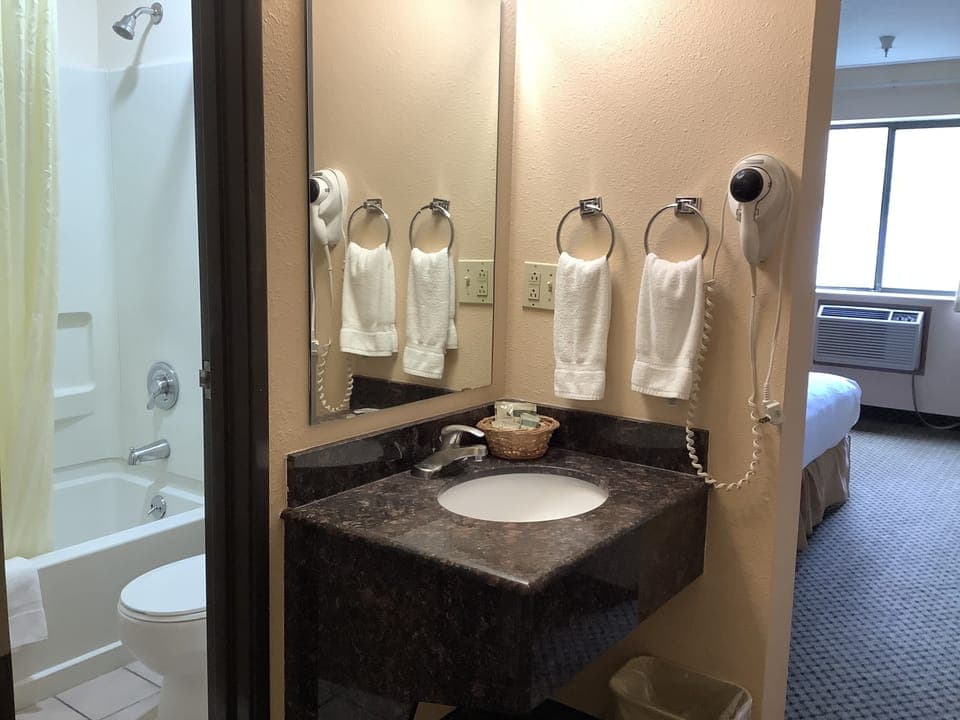 Combined shower/tub, free toiletries, hair dryer, towels