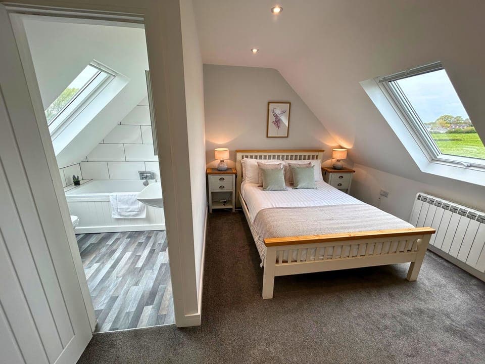 Apartment | Premium bedding, desk, laptop workspace, iron/ironing board