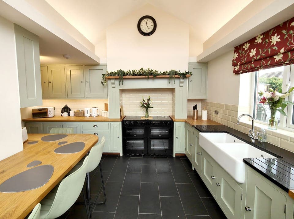 Cottage | Private kitchen | Fridge, dishwasher, electric kettle, toaster