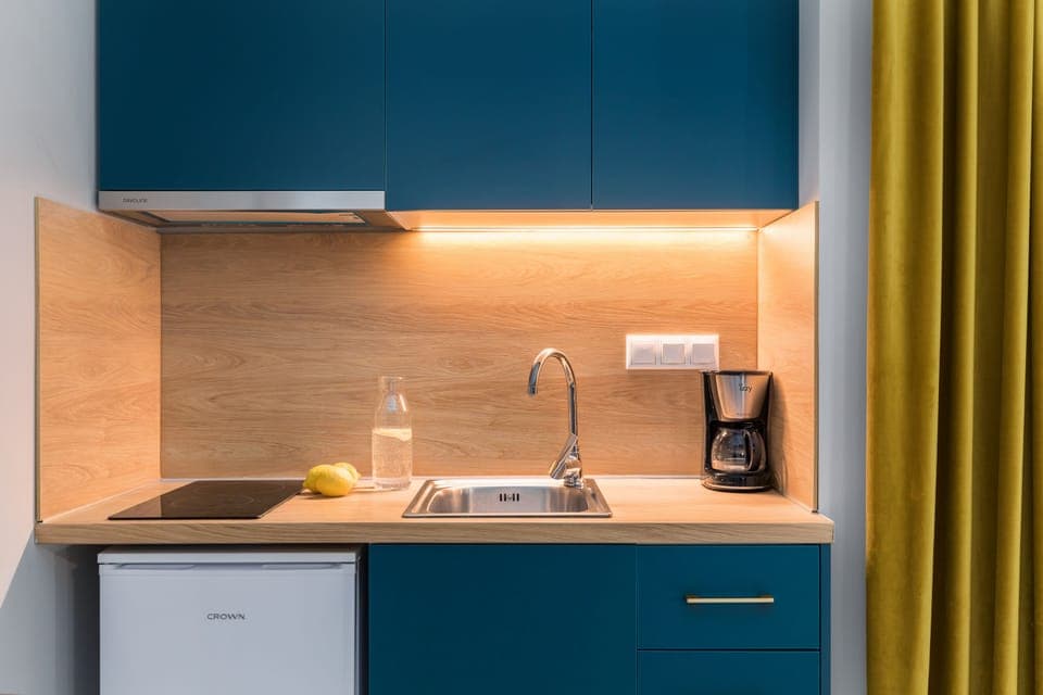 Design Studio Suite | Private kitchen | Mini-fridge, stovetop, electric kettle, cookware/dishes/utensils