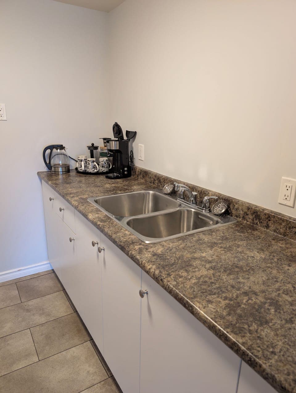 Comfort Apartment, 1 Queen Bed with Sofa bed, Kitchenette, Bay View | Private kitchen | Mini-fridge, microwave, stovetop, coffee/tea maker