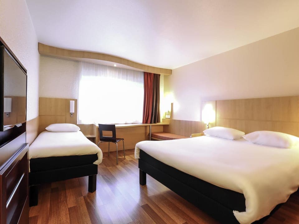 Premium bedding, in-room safe, desk, blackout drapes