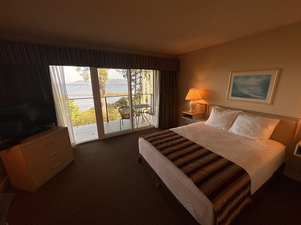 Queen View (NO PETS) | Free WiFi, bed sheets