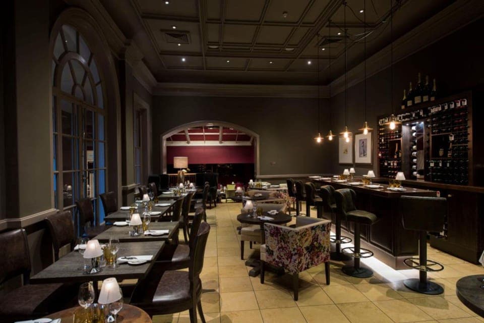 Breakfast and dinner served