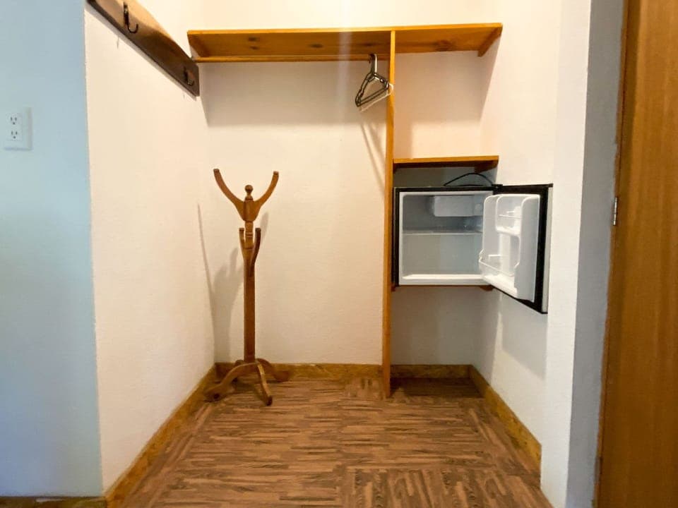 Basic Room | In-room safe, individually decorated, individually furnished, desk