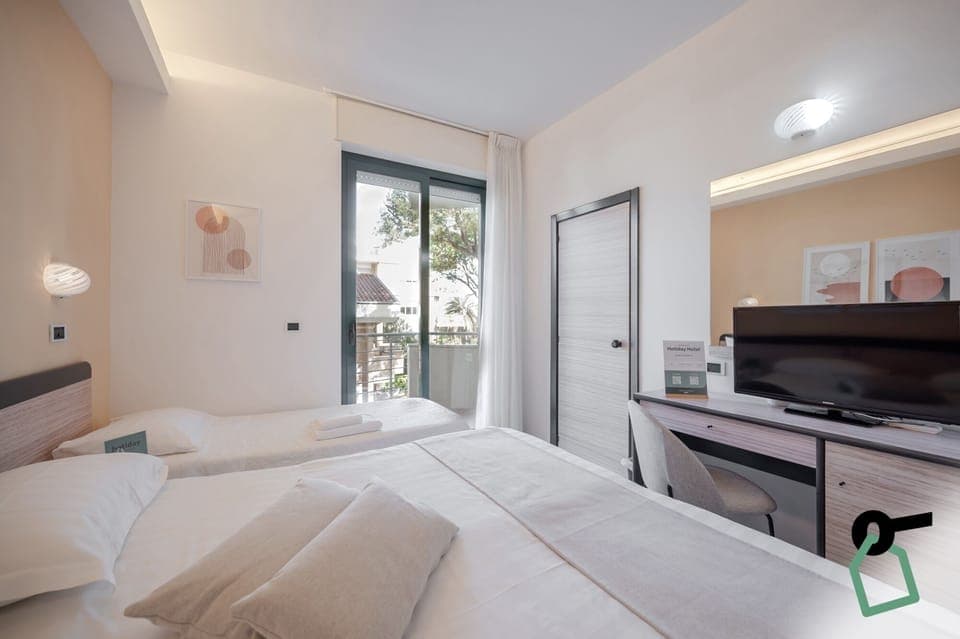 Triple Room | Minibar, in-room safe, desk, free WiFi