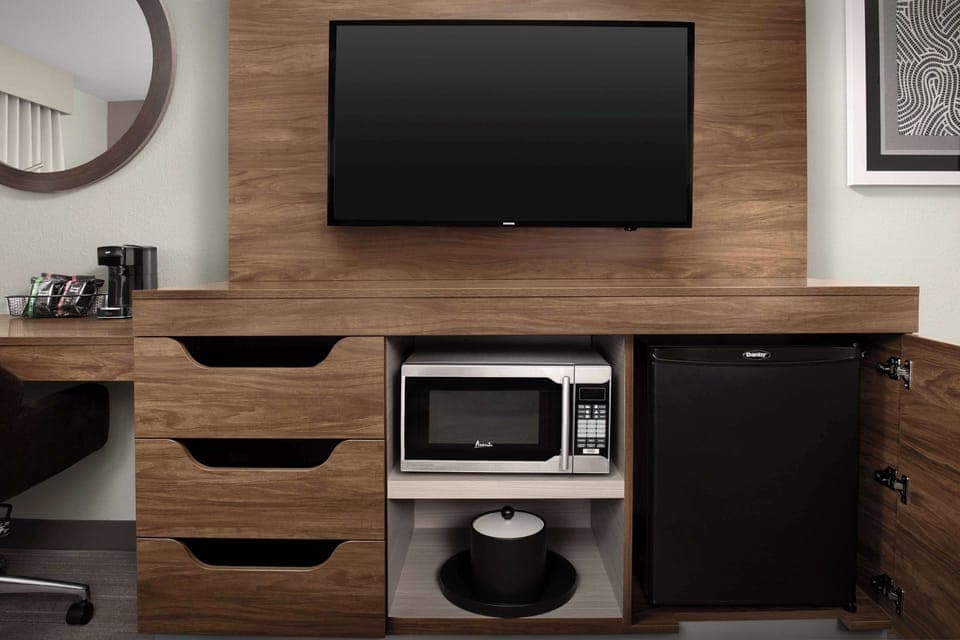 Premium bedding, in-room safe, desk, iron/ironing board