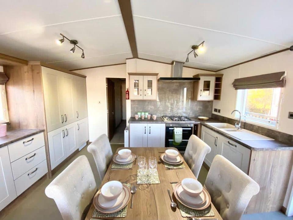 Cabin | Private kitchen | Fridge, microwave, oven, stovetop