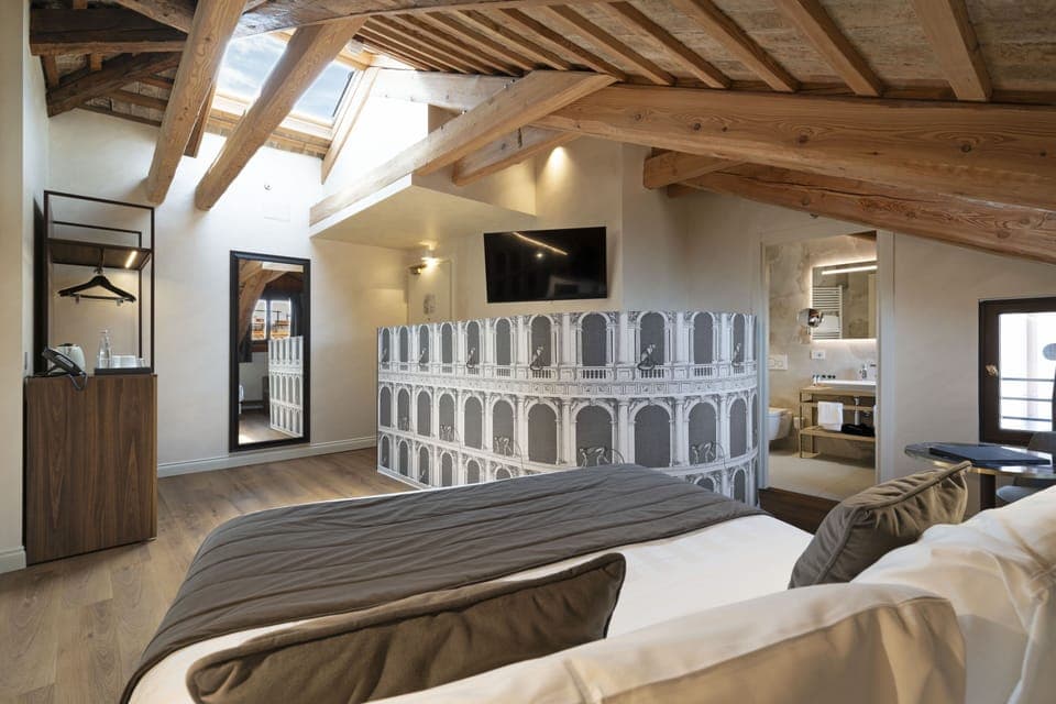 Deluxe | Down comforters, minibar, in-room safe, desk