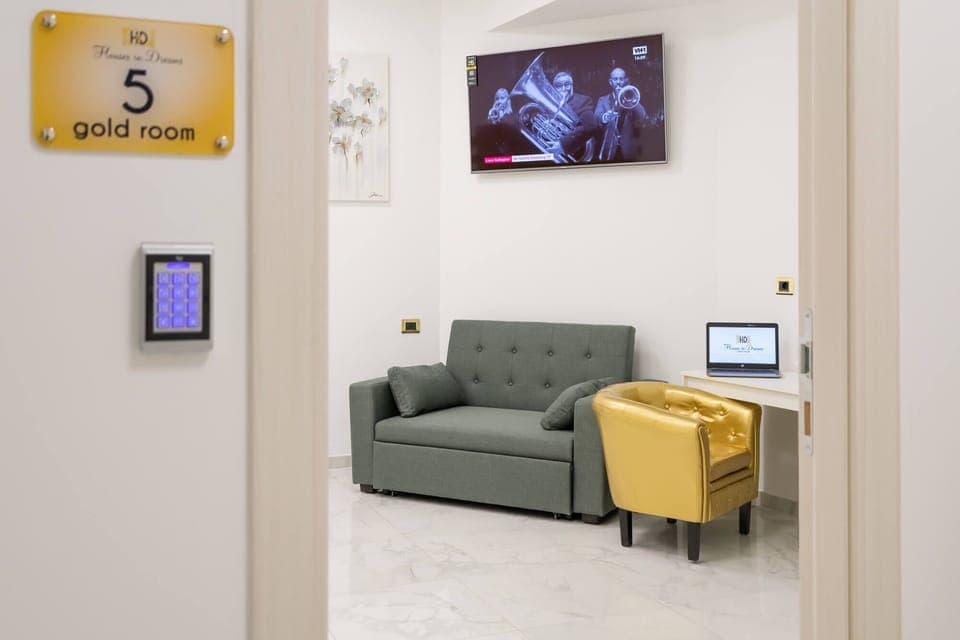 Junior Suite | In-room safe, desk, blackout drapes, free WiFi