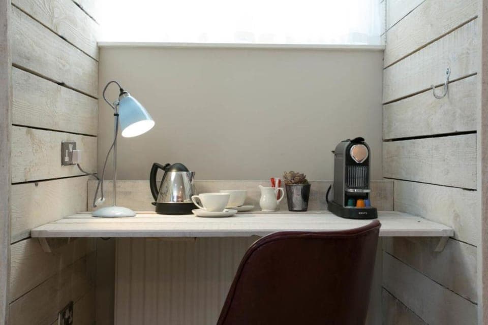 Deluxe Double Room | Desk, free cribs/infant beds, free WiFi, bed sheets