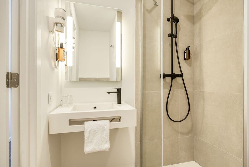 Comfort Double Room | Bathroom | Shower, hydromassage showerhead, free toiletries, hair dryer