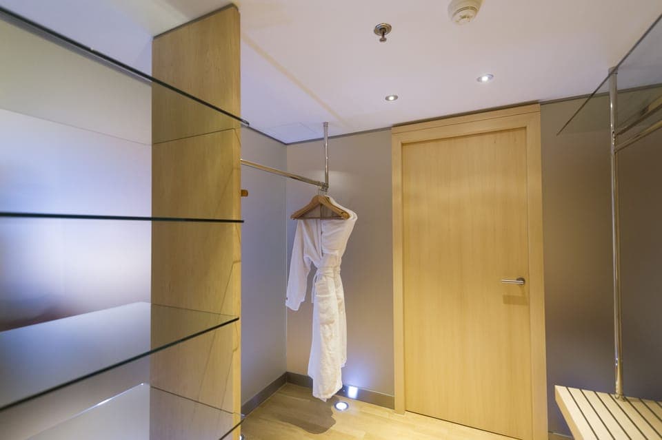 Premium bedding, in-room safe, desk, blackout drapes