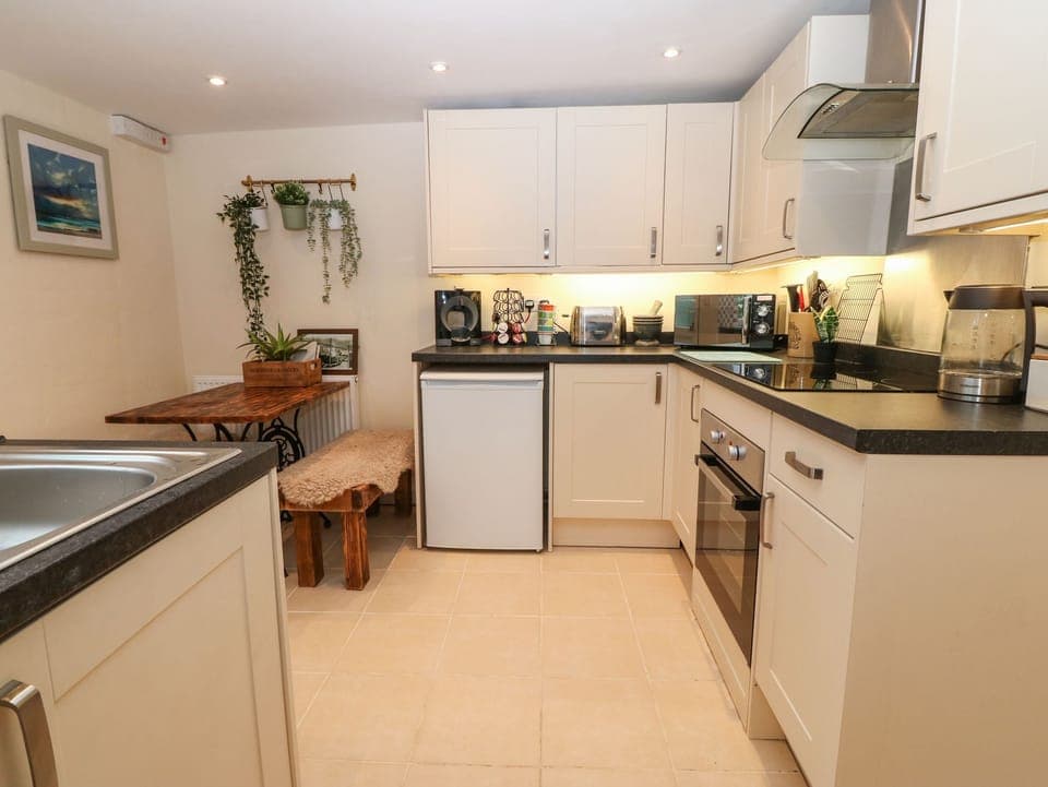 Cottage | Private kitchen | Fridge, electric kettle, toaster, cookware/dishes/utensils