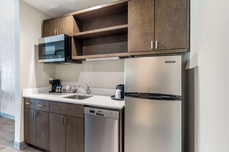 Standard Room, 2 Queen Beds, Non Smoking, Kitchenette | Private kitchen | Microwave