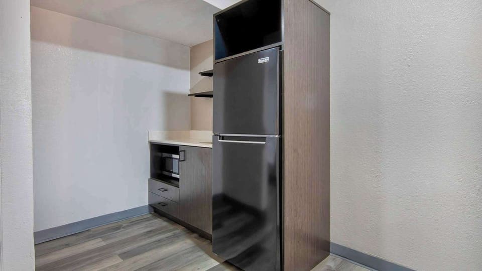 Desk, laptop workspace, free WiFi, bed sheets