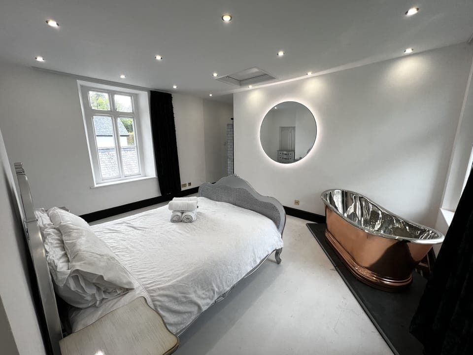 Luxury Apartment | Blackout drapes, soundproofing, iron/ironing board, free WiFi