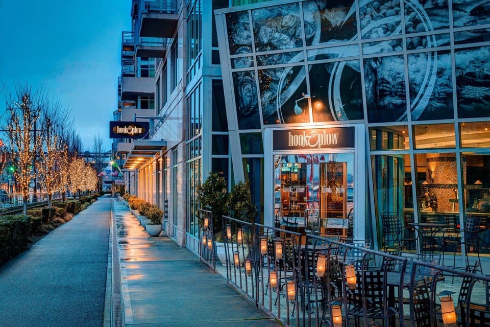 Breakfast, dinner, brunch served; local cuisine, ocean views 