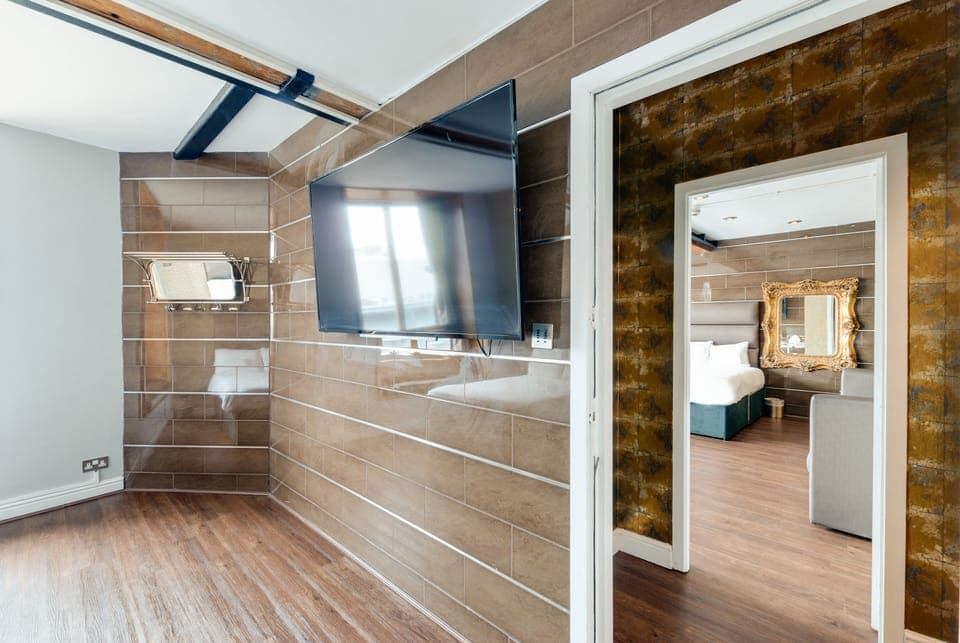 Luxury Suite | Individually furnished, desk, iron/ironing board, free WiFi