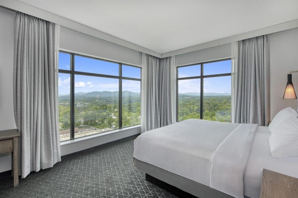 Premium bedding, in-room safe, desk, laptop workspace