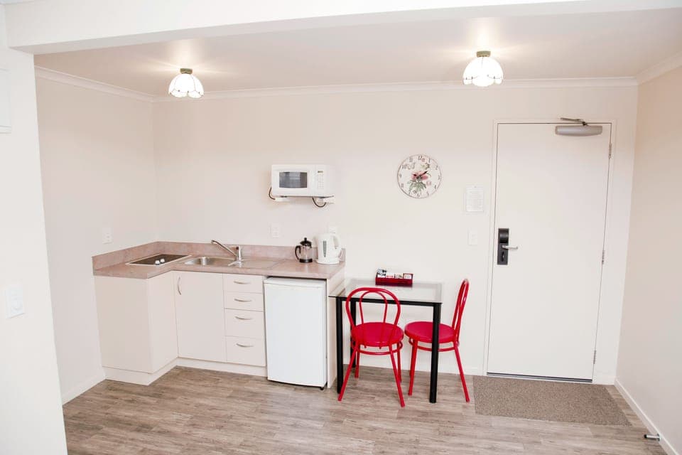 Family Apartment, 1 Bedroom | Private kitchenette | Fridge, microwave, electric kettle