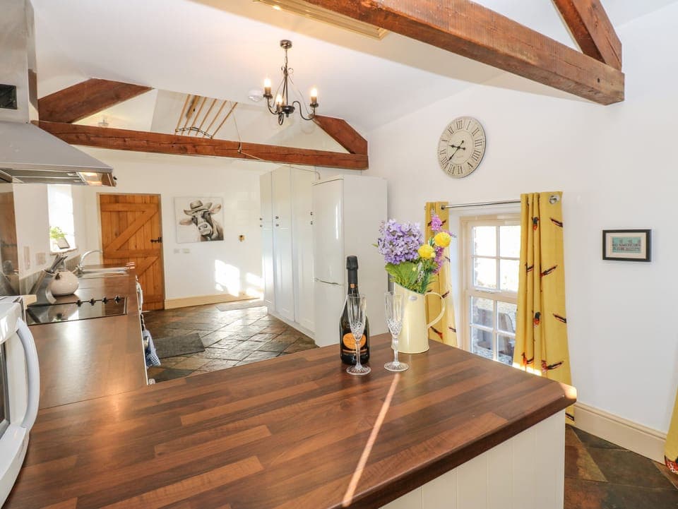 Cottage | Private kitchen | Dishwasher, cookware/dishes/utensils