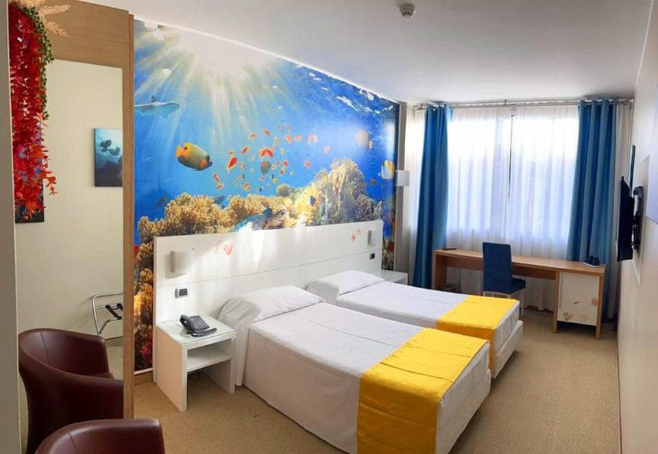 Twin Room | Minibar, in-room safe, desk, laptop workspace